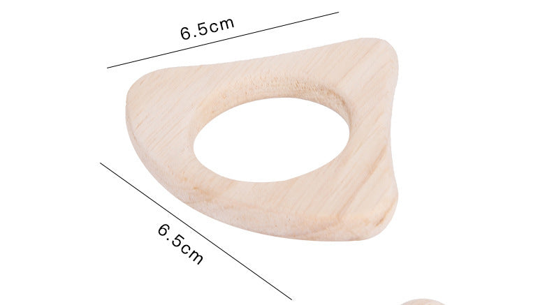 Vierteiliges Baby-Rasselspielzeug aus Holz in natur