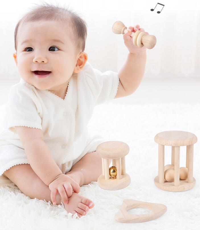 Vierteiliges Baby-Rasselspielzeug aus Holz in natur